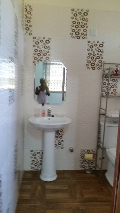 King room bathroom