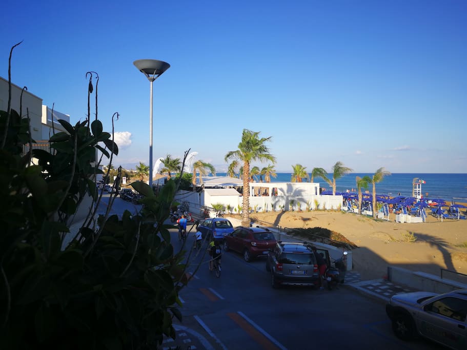 Un tratto del lungomare davanti casa