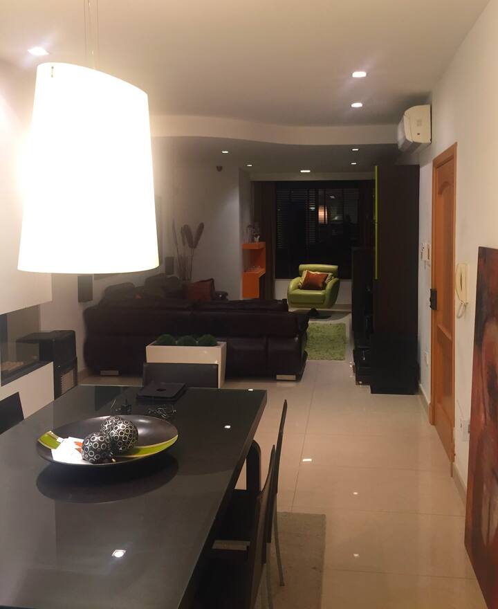 פינת אוכל וסלון.