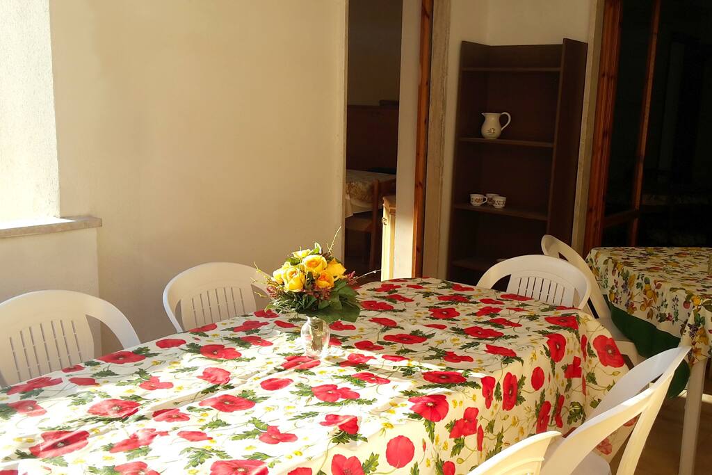 Ampio balcone attrezzato per mangiare all'aperto