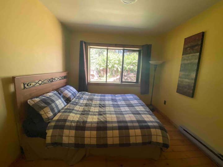 Derde slaapkamer beneden met queensize bed.