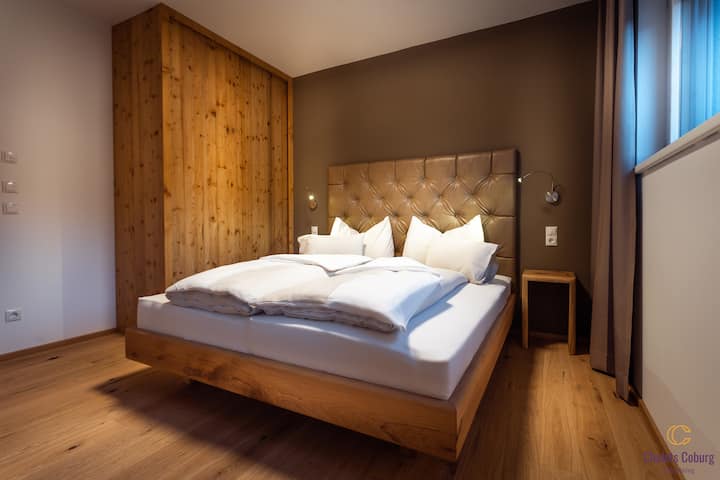 Dormitorio con cama doble