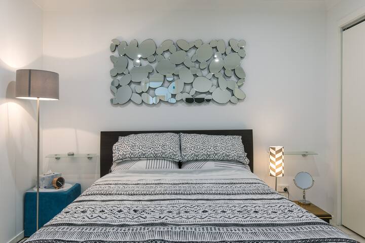 מיטת קווין סייז נוחה ומצעים נקיים וצוננים.