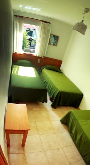 Habitación con tres camas