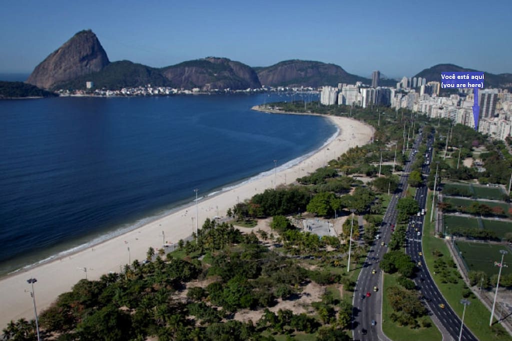 Vista aérea da Praia do Flamengo, Parque do Aterro do Flamengo e da Rua Almirante Tamandaré, a poucos metros da praia.