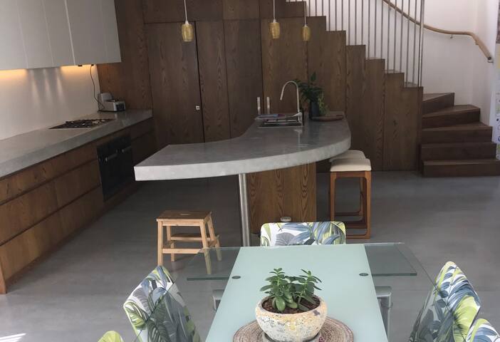 The cliff – GENEROUS FAMILY HOME + POOL gallery image 3