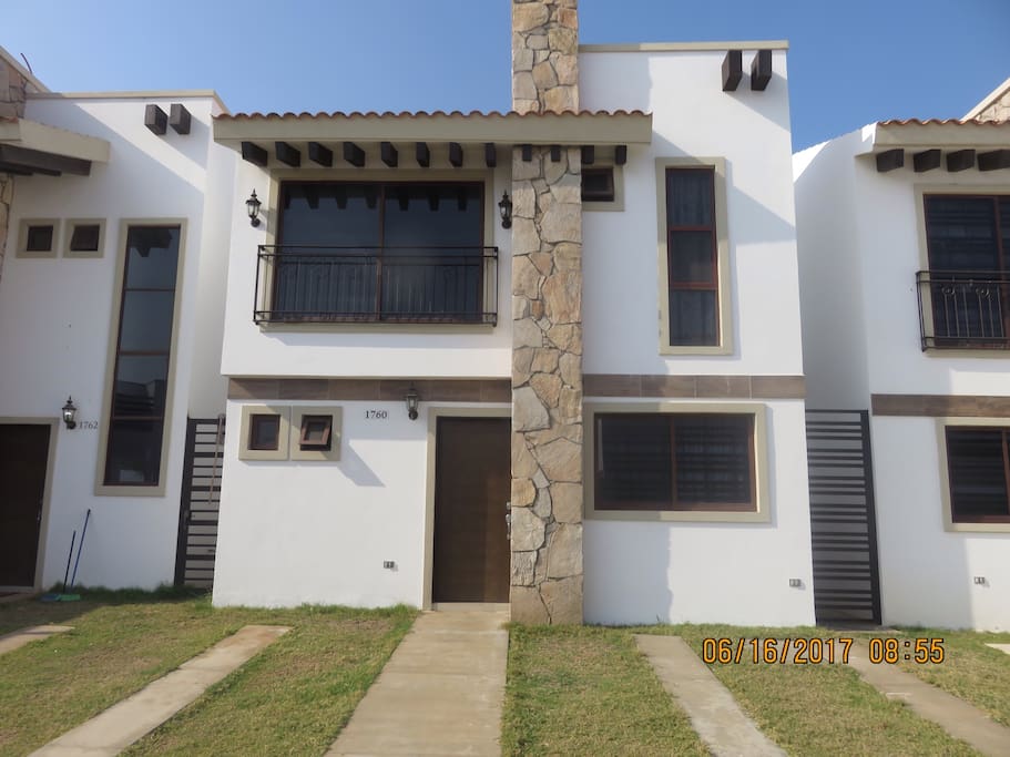 ES UNA CASA MUY BONITA, COCHERA PARA DOS AUTOS