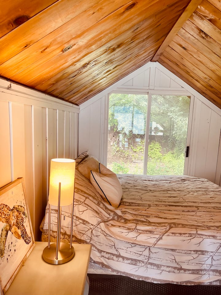 La cama tamaño king loft.