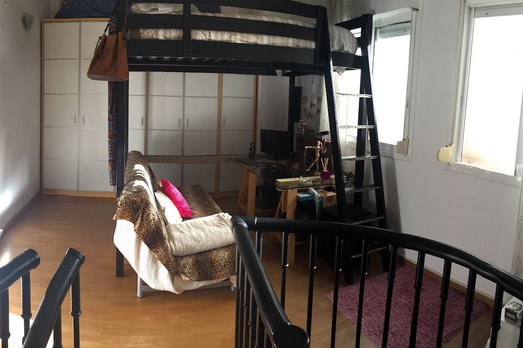 Habitación grande con estructura de madera (cama de matrimonio), techos altos, muy luminosa situada en la 2a planta del piso