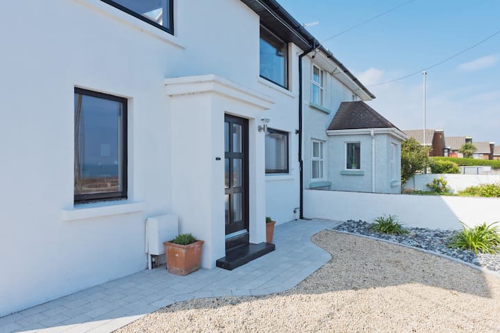 A luxury 2 bed townhouse, sleeps 4 people, situated in the picturesque fishing village of Skerries, Co. Dublin Show all photos. 1 / 30 Select check-in date. The Boathouse, Skerries - Houses for Rent in - Airbnb