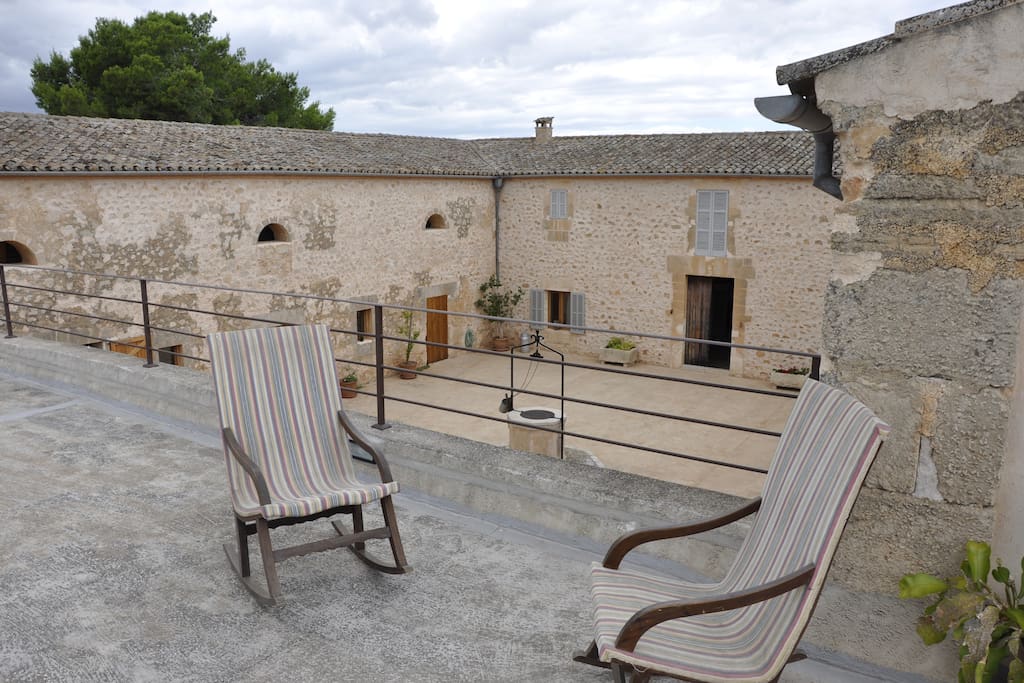El apartamento dispone de terraza y se accede a través de un patio compartido (clastra)