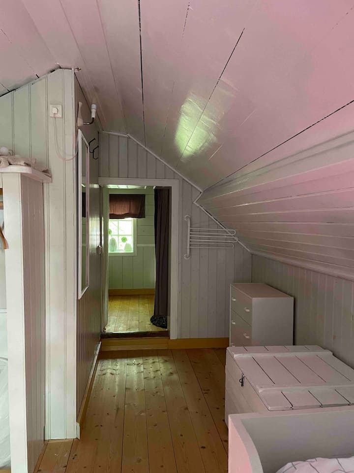 Spavaća soba na katu gledala je prema stepenicama.