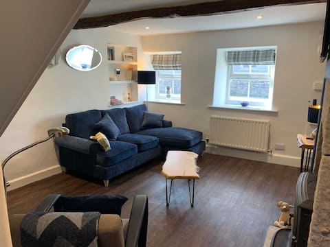 Successful Airbnb property: Beautiful, two-bedroom, former Weavers Cottage in Lancaster