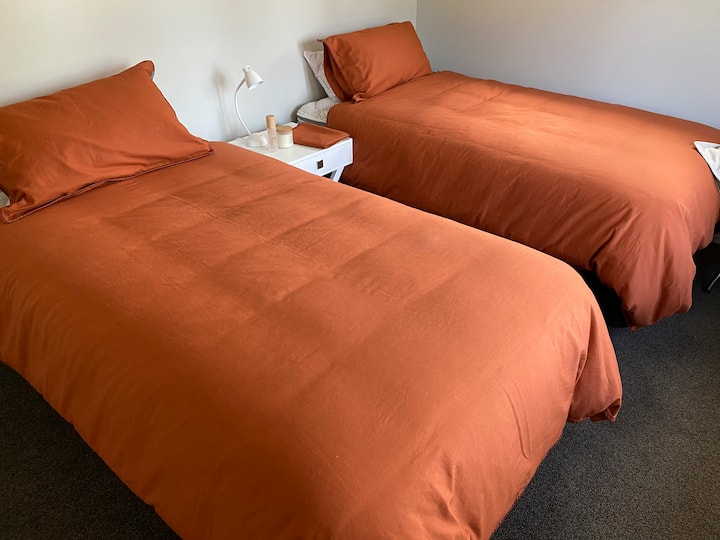 หมอนพรีเมี่ยมด้านบนเตียงคิงไซส์เตียงเดี่ยว