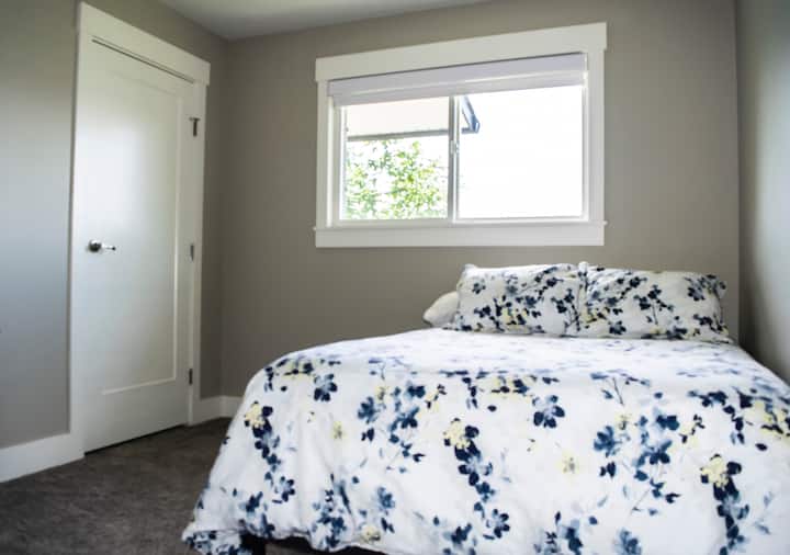 #3 Gästens fulla säng och dörrskåp