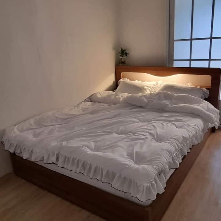 Quarto grande Samik quarto ^ ^ carregador USB e iluminação da base do distrito
A partir de junho, há um edredom de verão fresco e bonito
Está pronto ~ O quarto♡ grande está ligado
o lado grande ~ ~