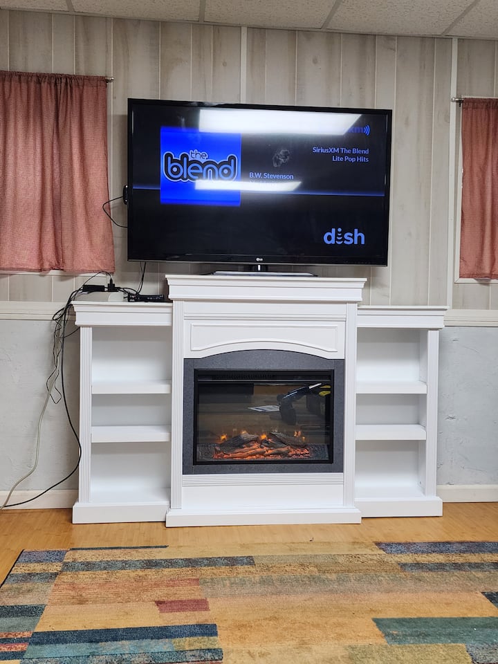 På nedervåningen finns en 5-tums smart TV, eldstad, 2 soffor, futon, futonmadrass, extra sittplatser och sortiment av brädspel.  Detta utrymme är av samma storlek som vardagsrummet och matsalen på övervåningen och ger massor av extra utrymme.
