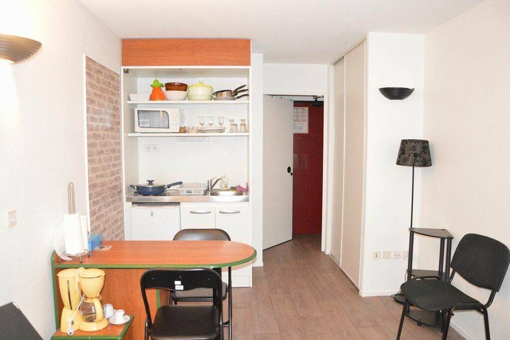 Coin Cuisine Aménagé, avec une table haute.