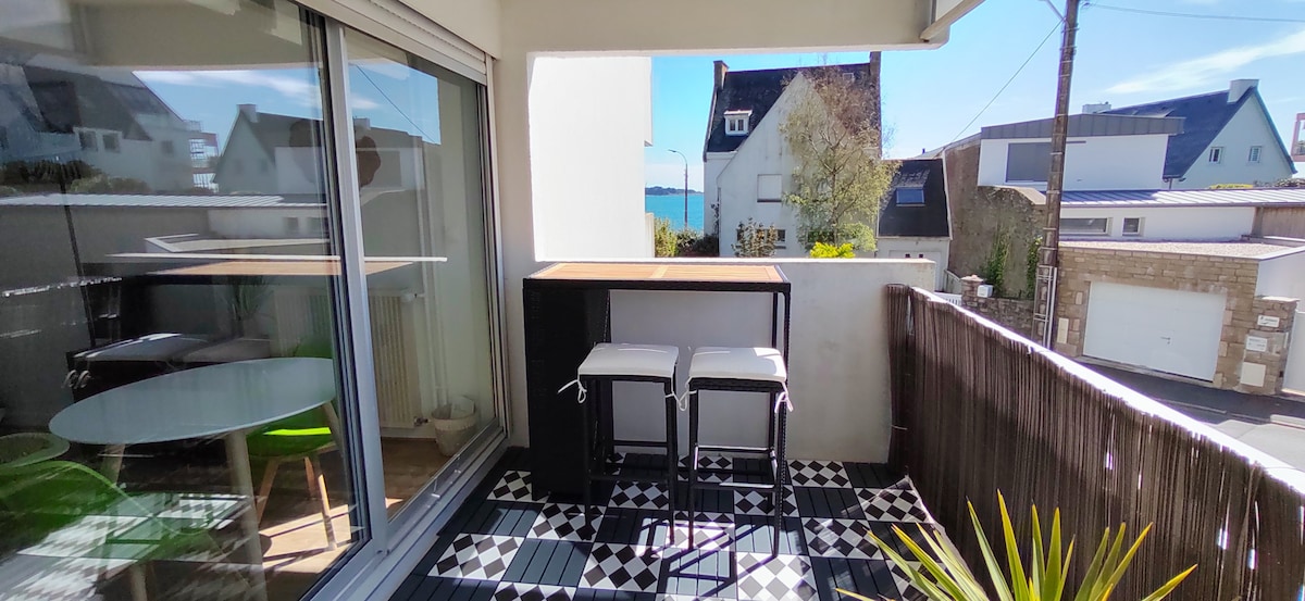 Propriété Airbnb réussie: Studio 50 m from the sea large terrace à Concarneau