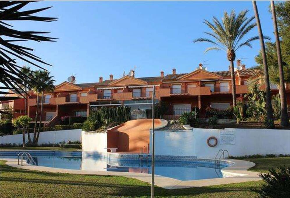 Urbanización con piscina