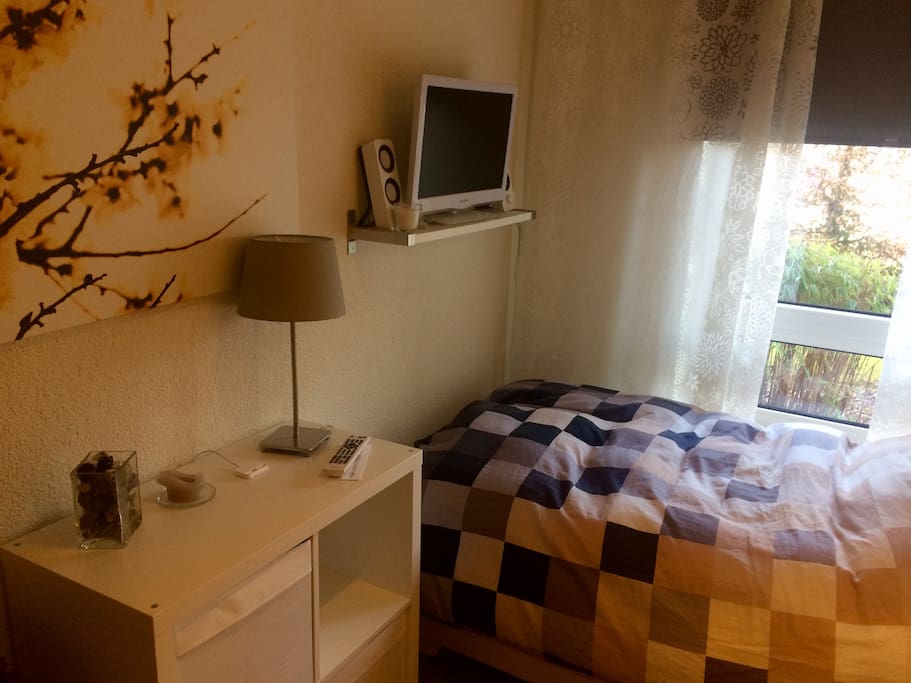 Kleines Schlafzimmer mit TV