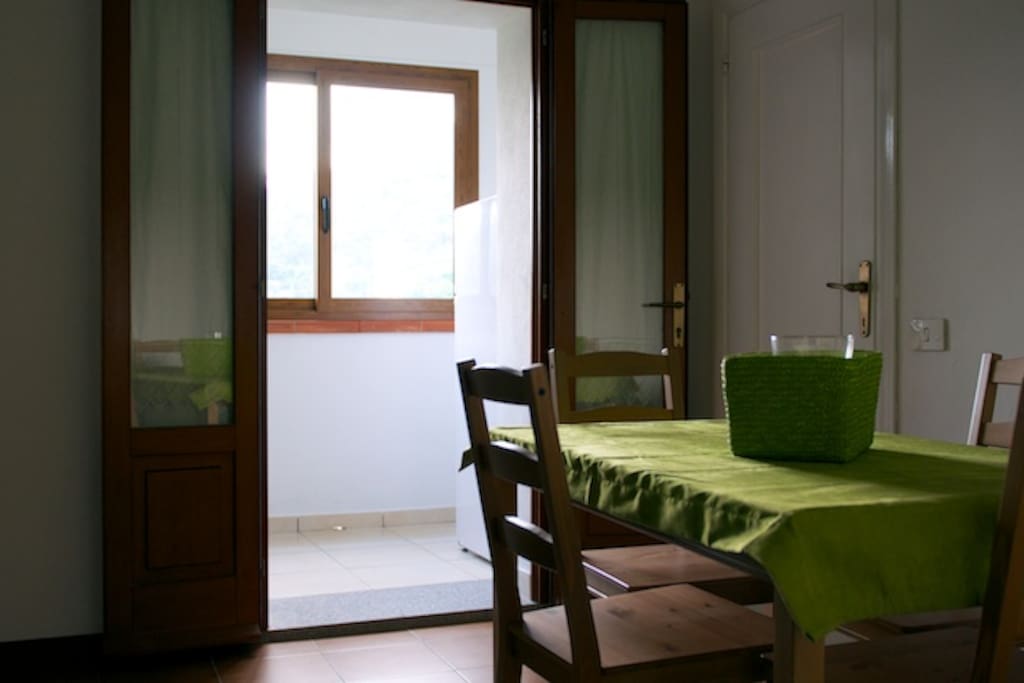 Soggiorno con tavolo da pranzo