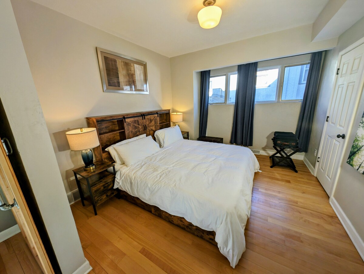 主楼层加大双人床卧室。 床架和两个床头柜都有额外的USB-A和插座插头。 灯具由触摸激活，并配有额外的USB-A和USB-C插头。