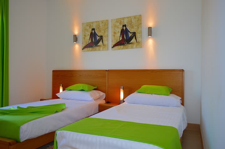 Dormitorio de invitados 2, armarios empotrados, tocador