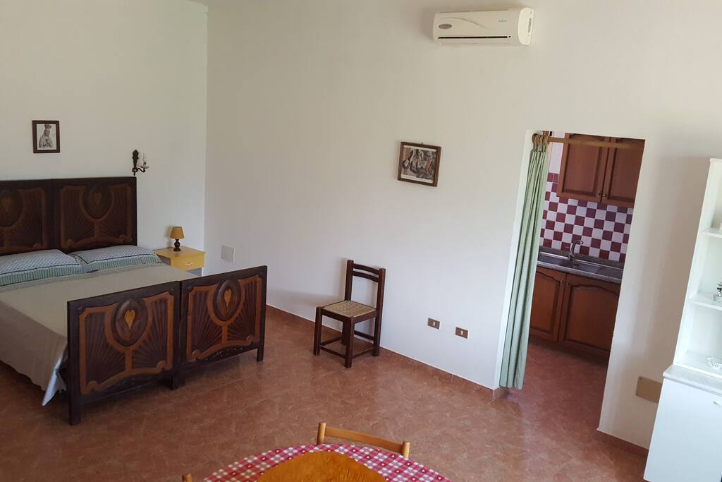 Aceesso ad angolo cottura e bagno.