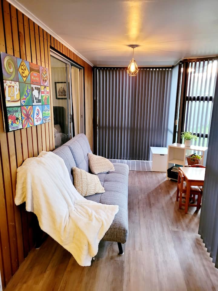 阳光明媚、放松的温室，配有双人沙发床、儿童玩具盒、桌椅以及许多书籍和玩具！