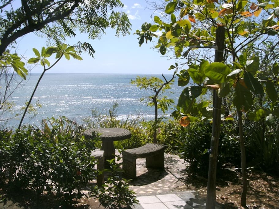 Desde el mirador de la casa se disfruta la vista al mar, hay sombra