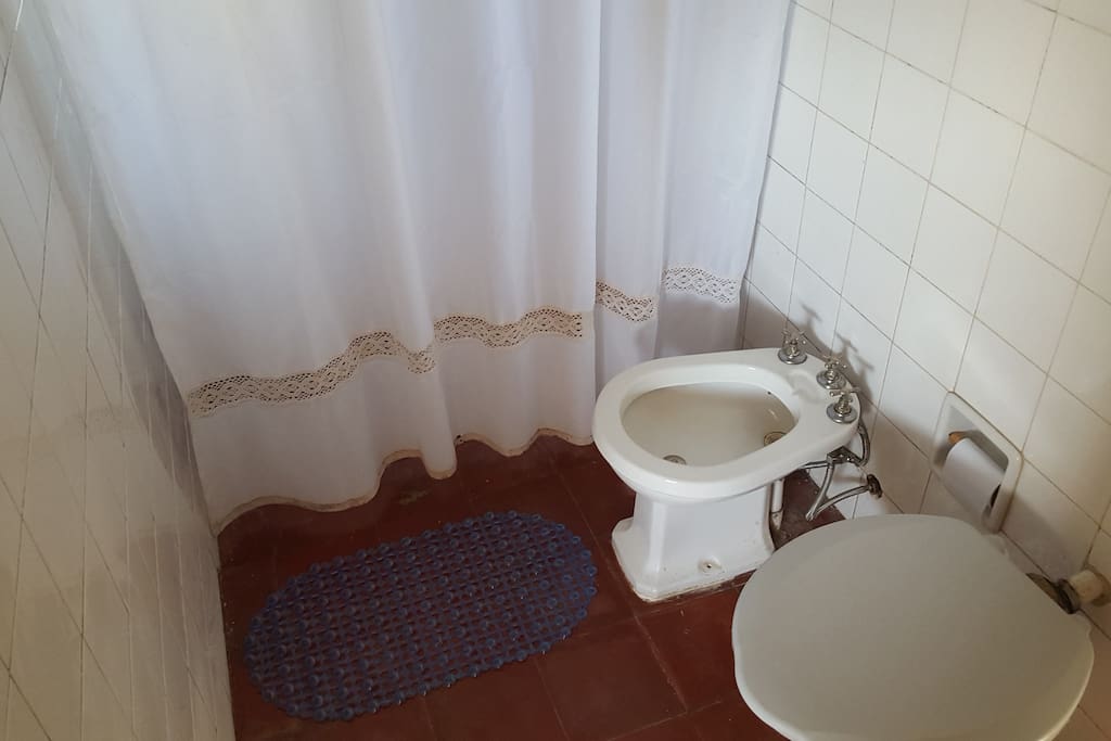 Either blue or with towel, flip-flops, soap, tooth-paste, and all the essentials.
Up to 2 guests plus host using it.
Top priority goes with the guests.
-----------------------------------------
Toallón azul o blanco, havaianas, jabón, pasta de dientes, y todos los demás esenciales para el baño.
Máximo de dos huéspedes y host por baño, la prioridad es siempre de los invitados.