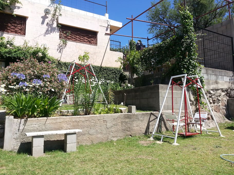 los juegos infantiles y el jardin