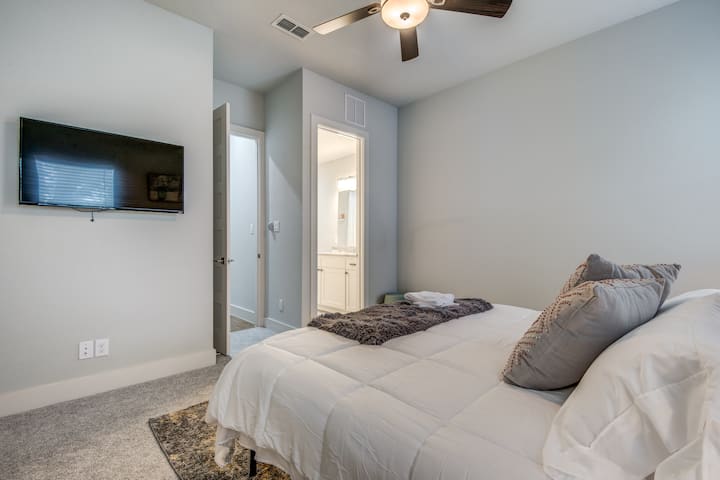 Dormitorio 2: cama tamaño king con baño privado