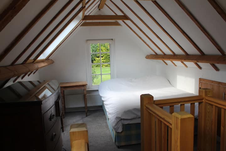 спалня със самостоятелна всекидневна и кухня