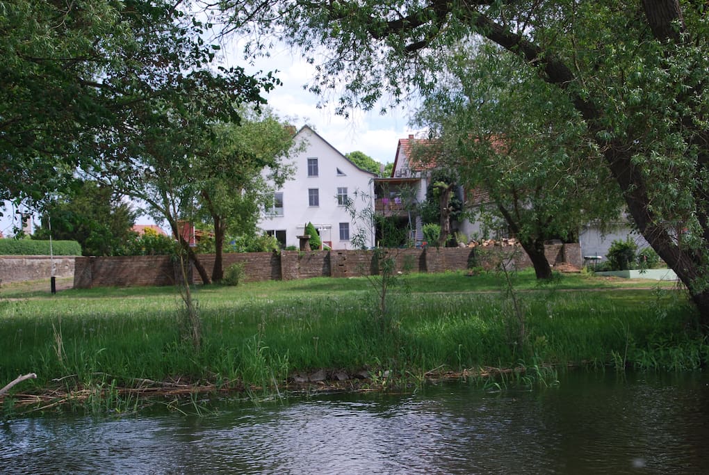 Rückwärtige Ansicht des Hauses Schwarzer Adler von der Havel aus
