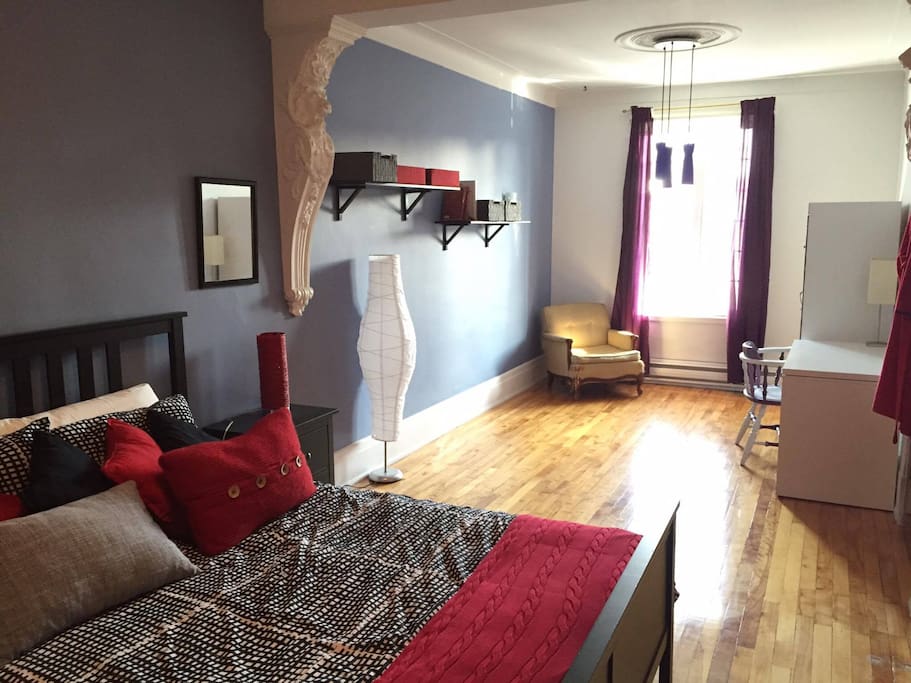 Très grande chambre avec belle fenêtre pour éclairage naturel.