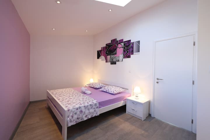 搭配特大牀的睡房