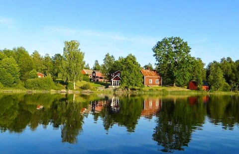 Top Airbnb: Stay at a charming Småland farm by the lake. in Kronobergs