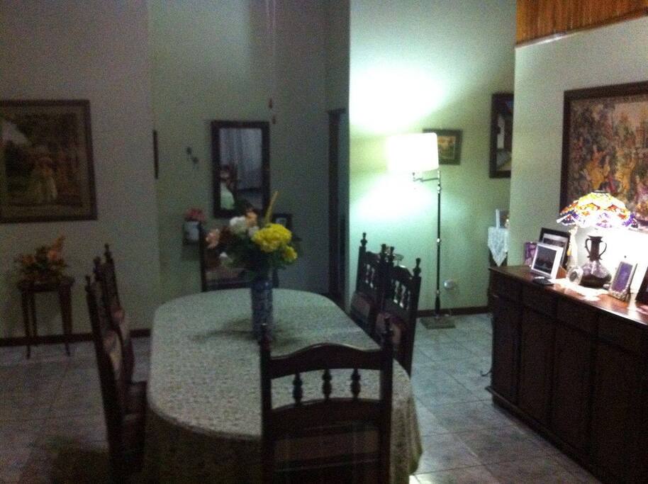 Amplio comedor central.