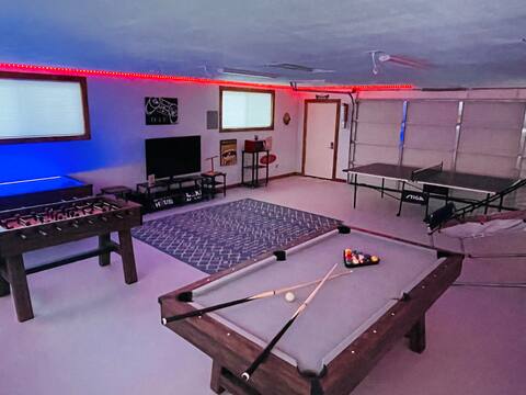 Gameroom! King Bed! WiFi! Roku TV’s