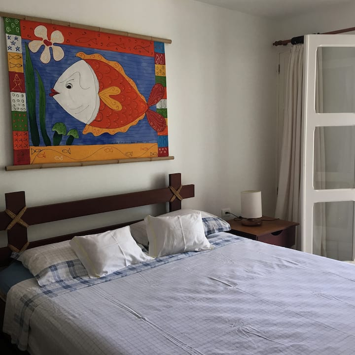 Стаите са проветрени и с идеални размери, всички със самостоятелен санитарен възел (апартаменти).
Всички имат климатик.
За гостите са осигурени чаршафи и кърпи за баня. 