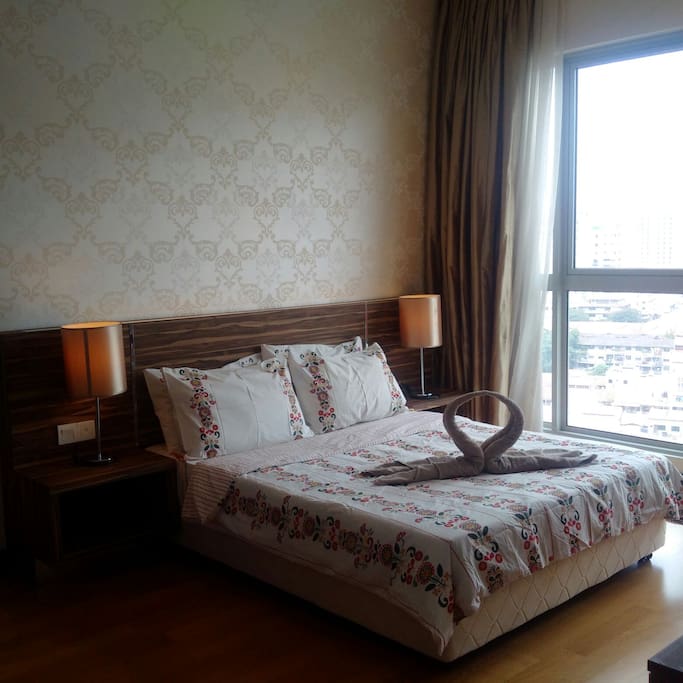 Master bedroom with queensize bed