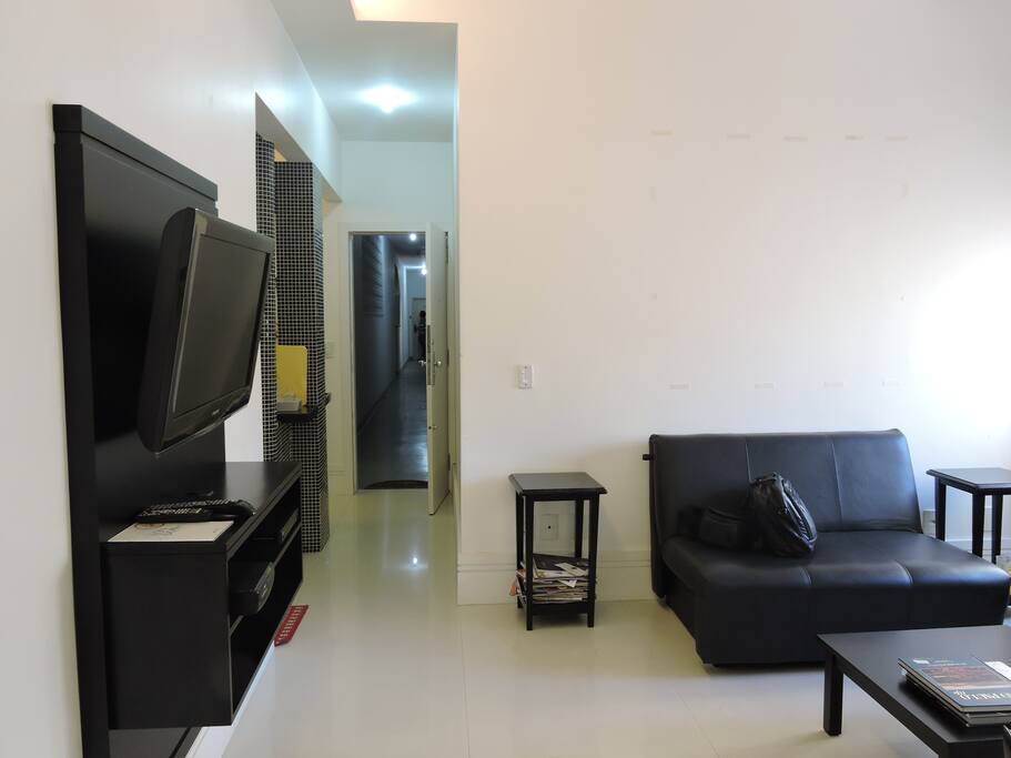 SALA CONFORTÁVEL COM TV A CABO