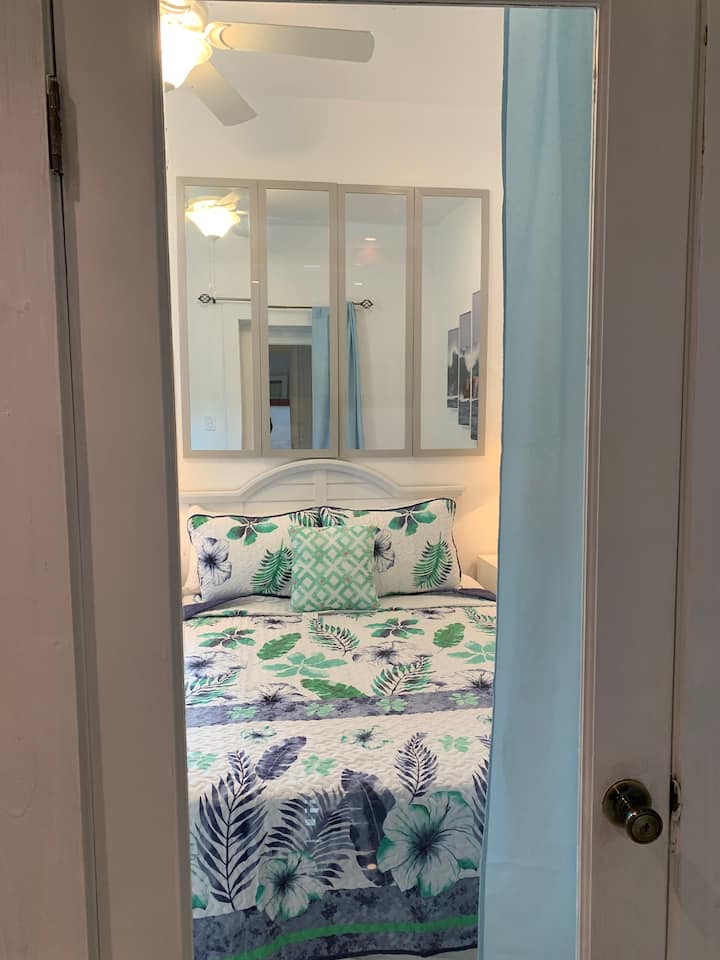 ¡El cuarto dormitorio está muy bien equipado con una cama de tamaño completo que acabamos de agregar!