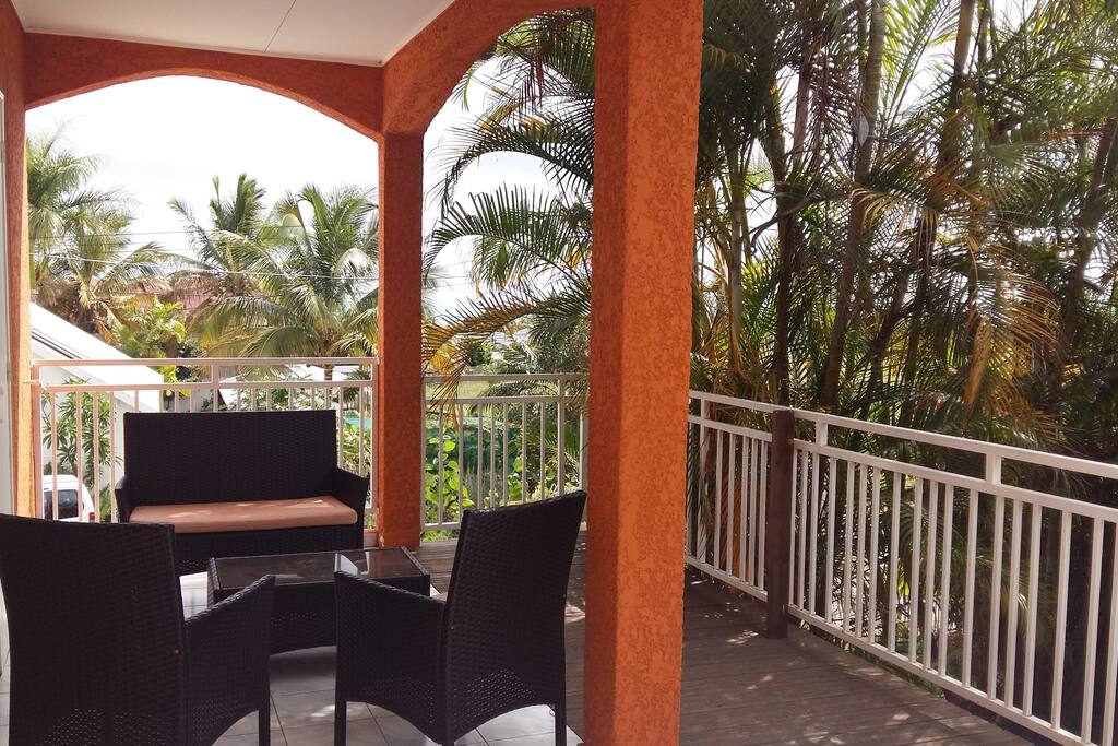 terrasse avec accès au jardin