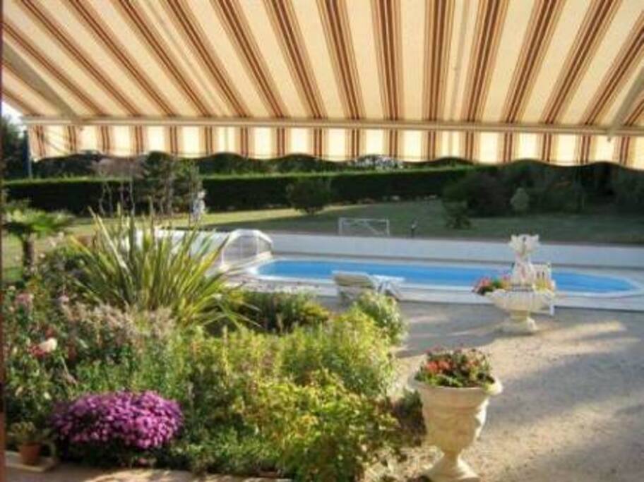 Terrasse avec vue et accès sur la piscine