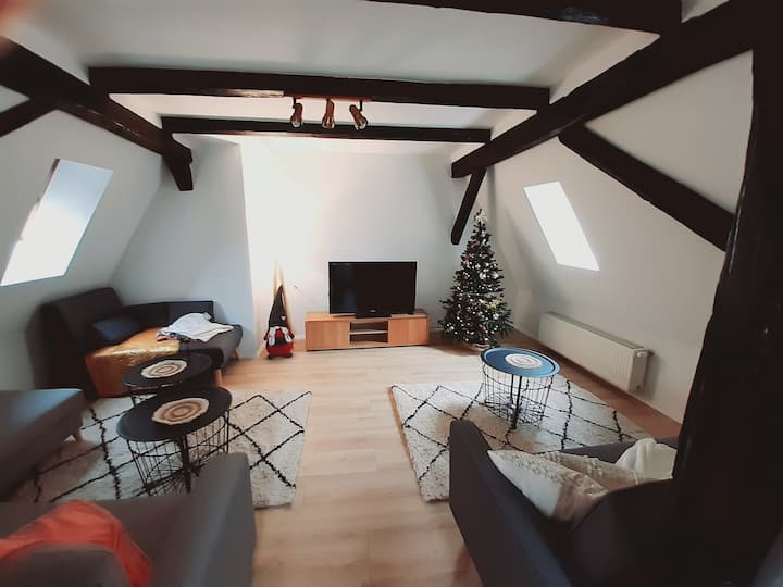 最上階のリビングルーム、オープンソファ2台、子供用コーナーに隣接する子供用コーナー 