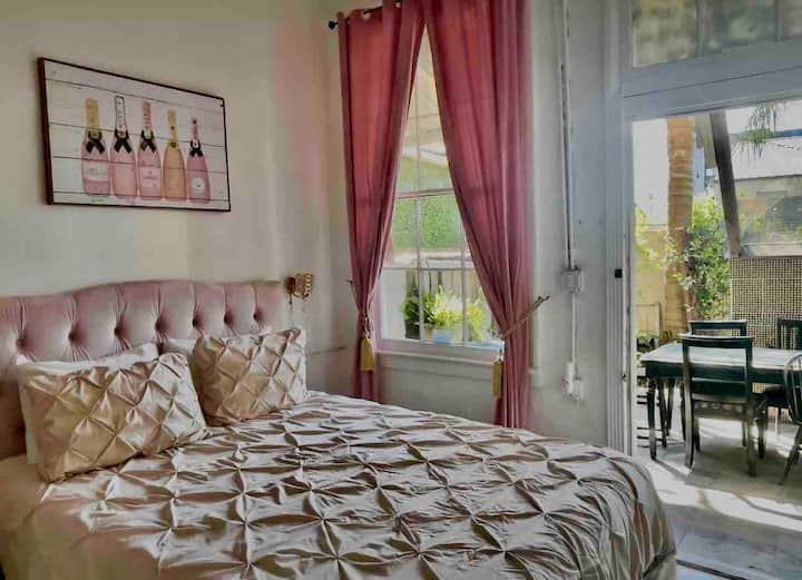 香槟套房一楼独立入口。 
智能DIRECTV冰箱。3个淋浴间 