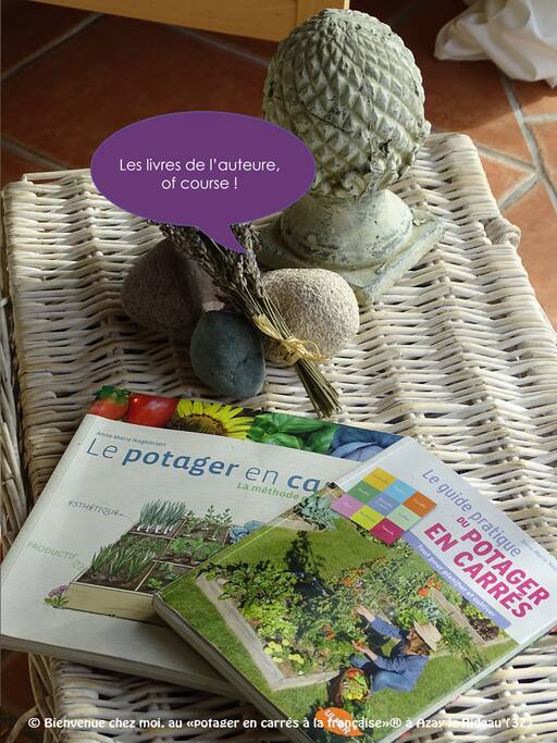 Sur la malle du salon, les livres que j'ai écrit sur "le potager en carrés à la française"